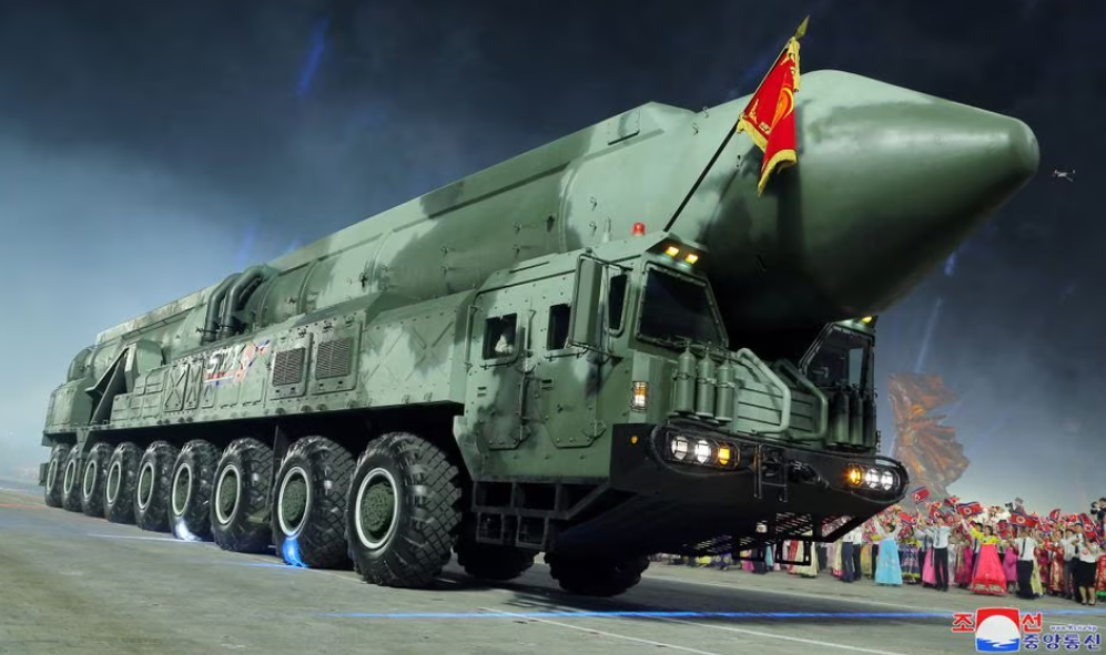 La RPDC ha revelado el misil balístico intercontinental Hwasong-18 con un alcance de lanzamiento de 15.000 km, que puede transportar una ojiva nuclear de hasta 1,5 toneladas.