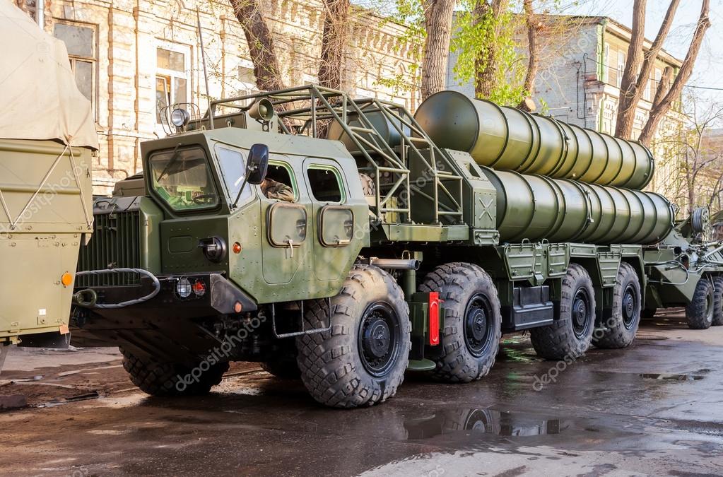 Ukrainisches Militär zeigt zwei riesige S-300 Luftabwehrsysteme