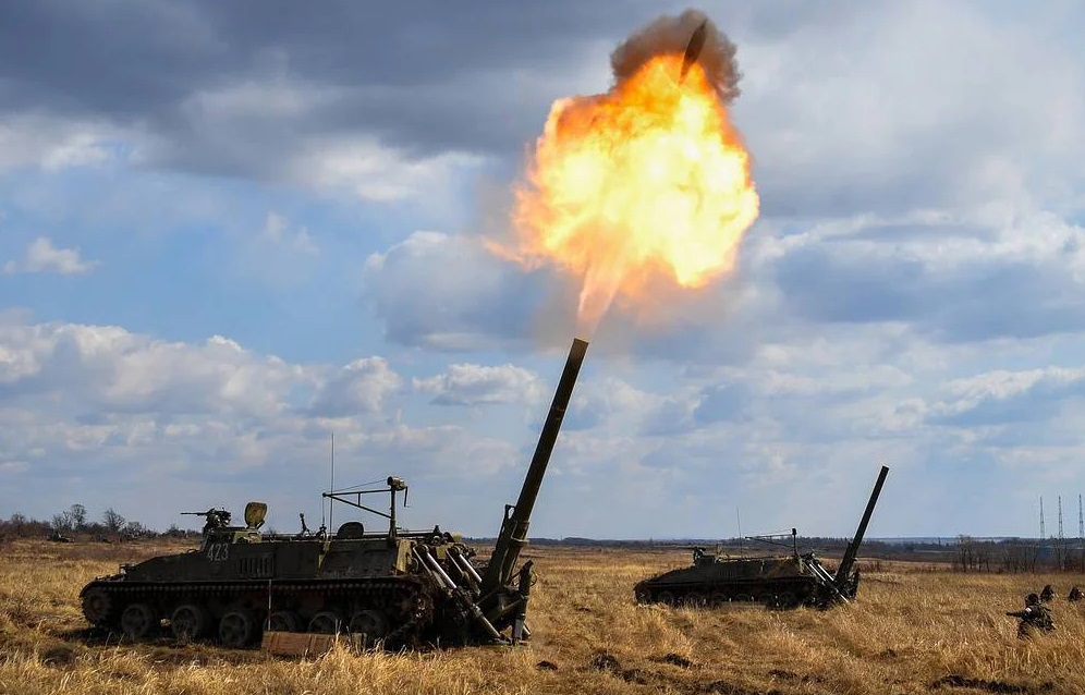 FPV drone vernietigde een Russische 2S4 Tyulpan zelfrijdende mortier met een treffer op het munitiepakket.
