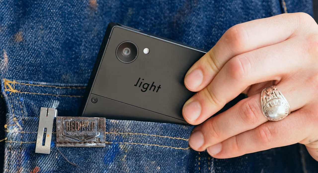 Light Phone 3 - a minimalistic phone with black and white OLED screen, camera and NFC-module is unveiled