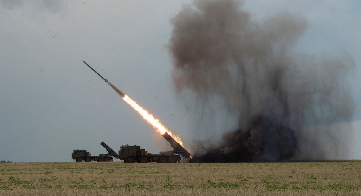 Lo Stato Maggiore ha mostrato il video dei lanci missilistici congiunti dei sistemi ucraini a lancio multiplo Uragan e Bureviy