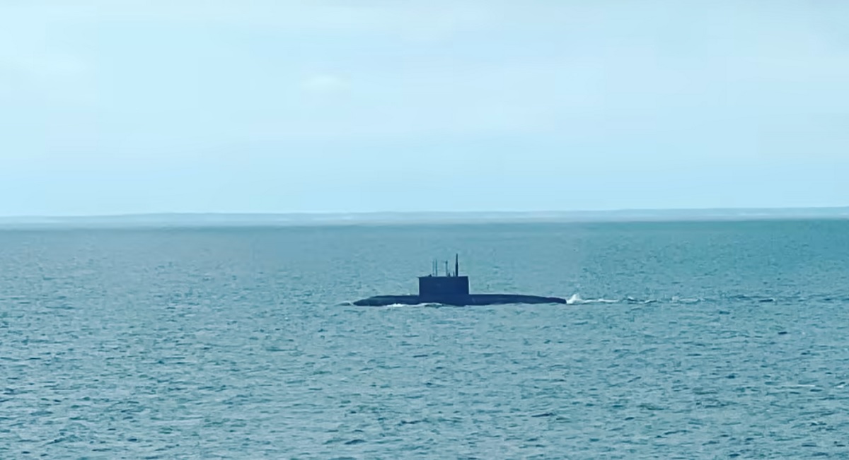 Finske innbyggere 100 kilometer fra Helsingfors har fotografert en russisk ubåt av Kilo-klassen med Kalibr-kryssermissiler.