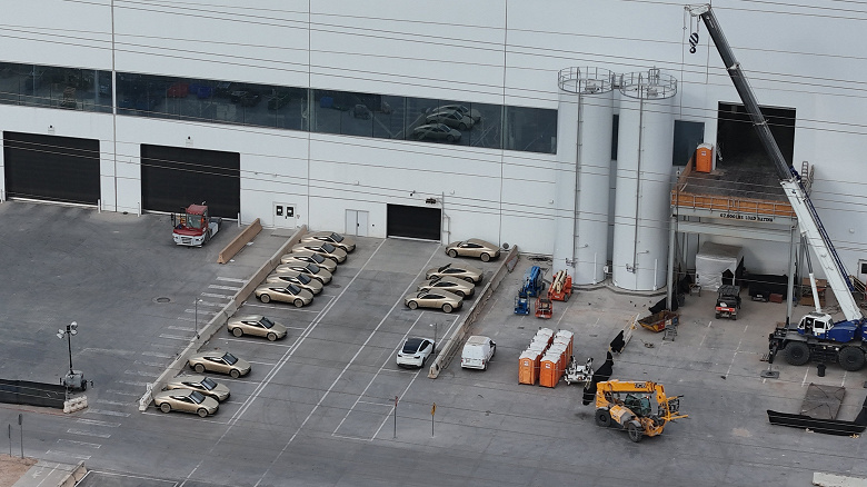 Tesla Cybercab на парковці заводу