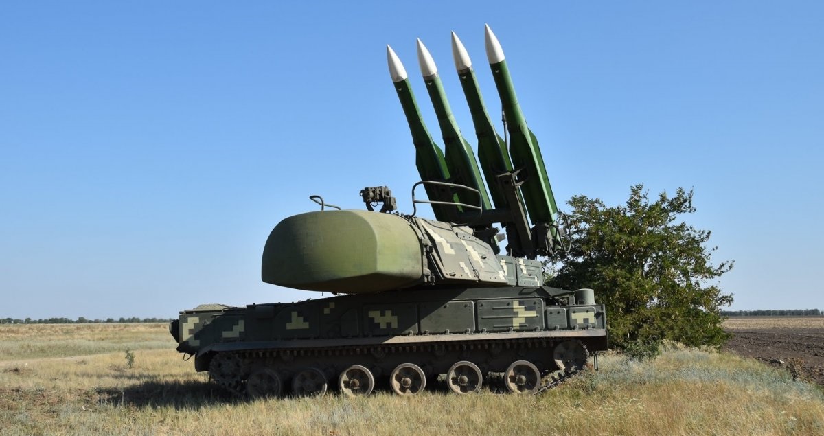 Oekraïne en de VS hebben het FrankenSAM-luchtverdedigingssysteem ontwikkeld op basis van het Buk SAM-systeem, dat RIM-7 Sea Sparrow-raketten kan lanceren.