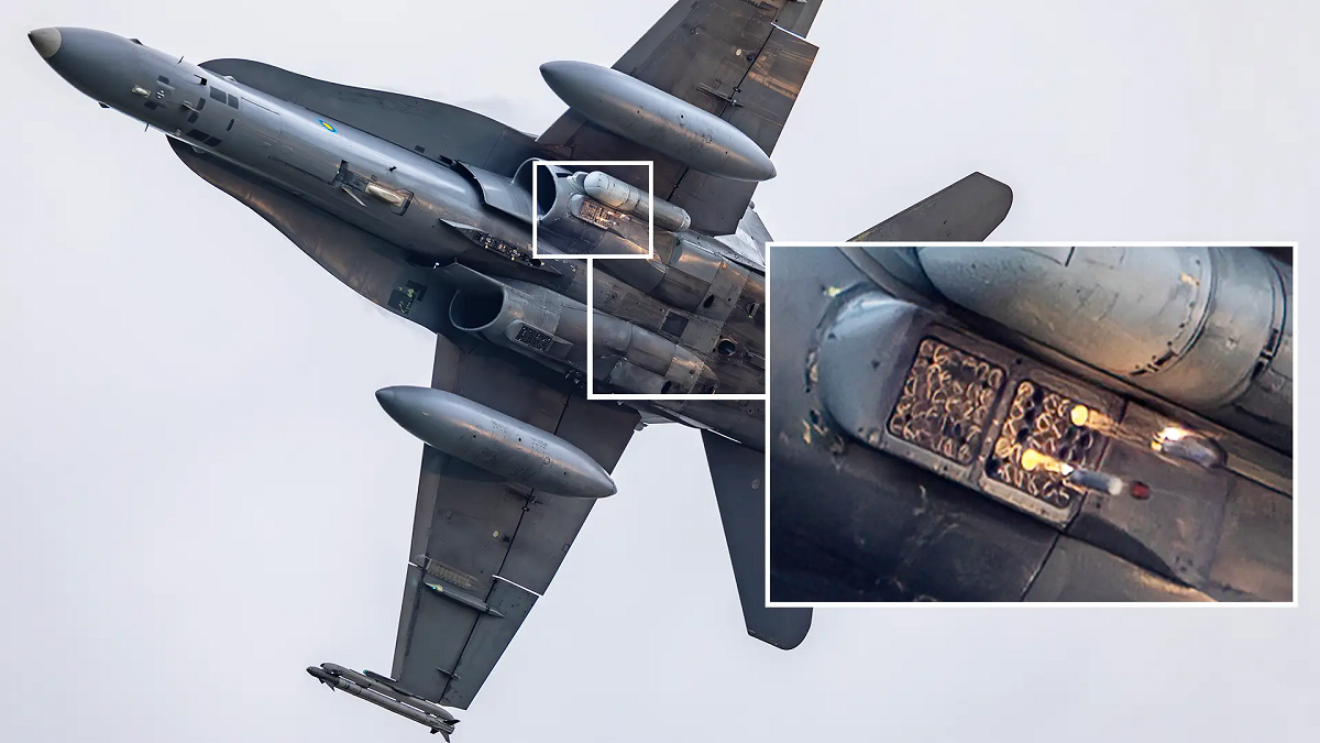 Фотограф зумів зробити фото пострілу теплової пастки AN/ALE-47 на винищувачі F/A-18D Hornet