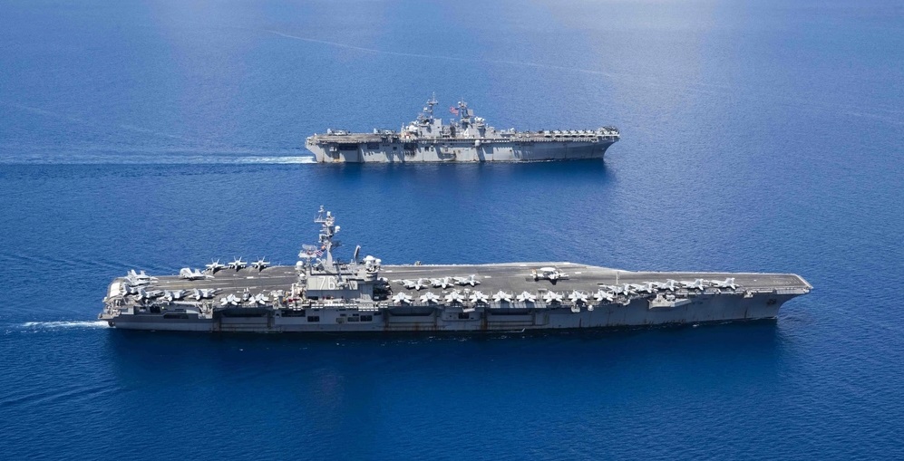 L'enorme portaerei statunitense USS Ronald Reagan (CVN-76), del valore di oltre 10 miliardi di dollari, arriva in Vietnam