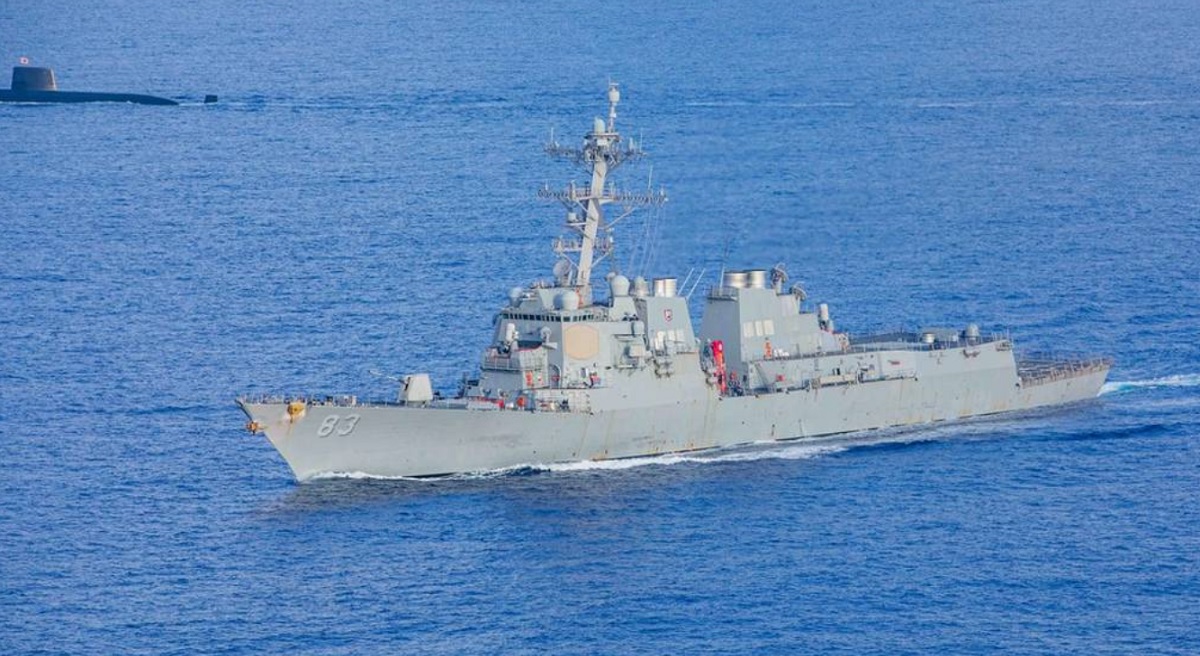 El destructor estadounidense de misiles guiados de clase Arleigh Burke USS Howard encalla inesperadamente al acercarse a Bali.