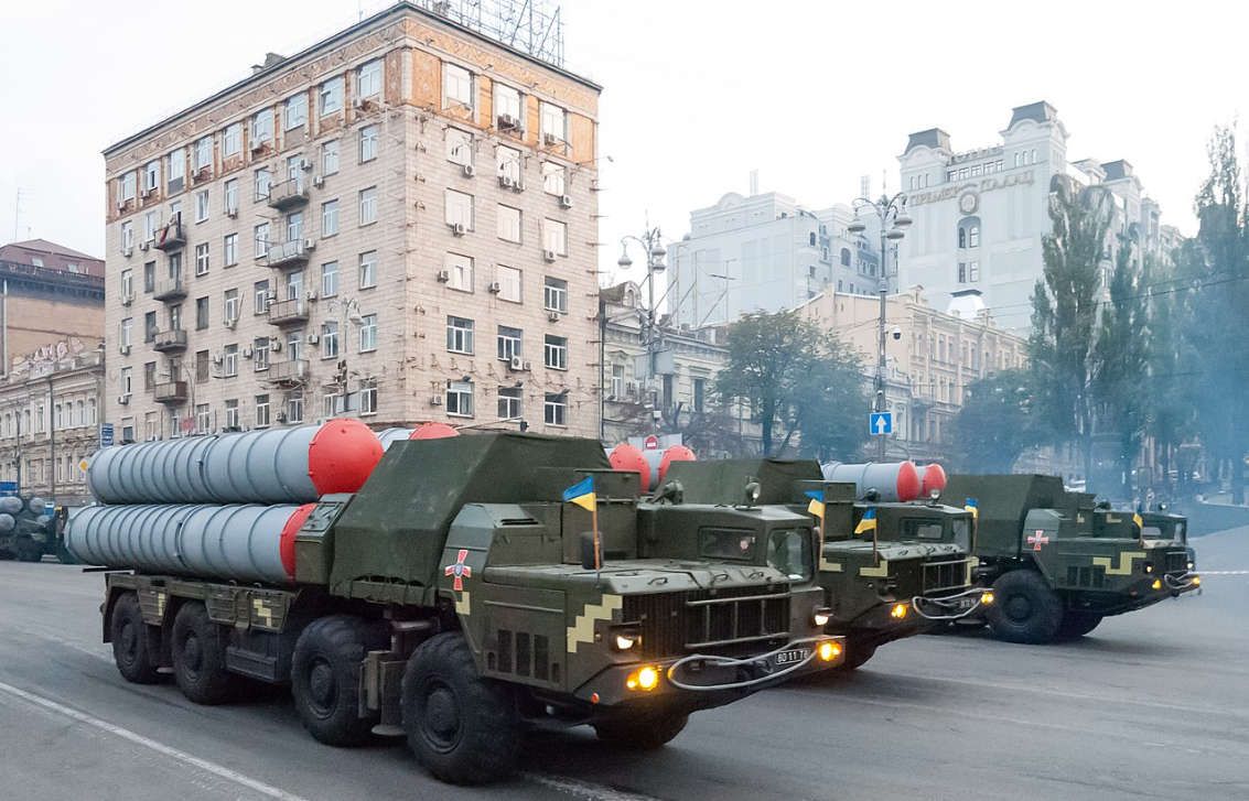 Las fuerzas antiaéreas ucranianas muestran el lanzamiento de dos misiles desde SAMs S-300