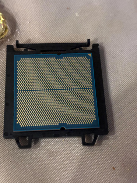 Процессор AMD Ryzen 5 8400F крупным планом