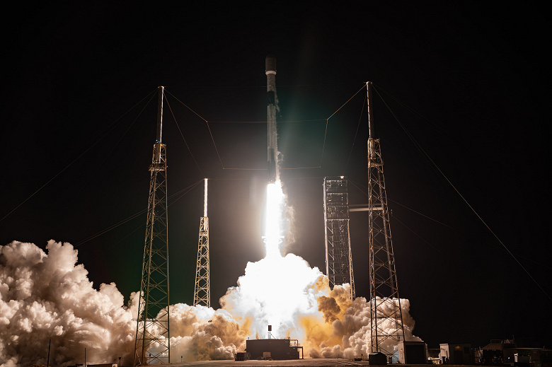 Запуск ракеты Falcon 9 со стартовой площадки