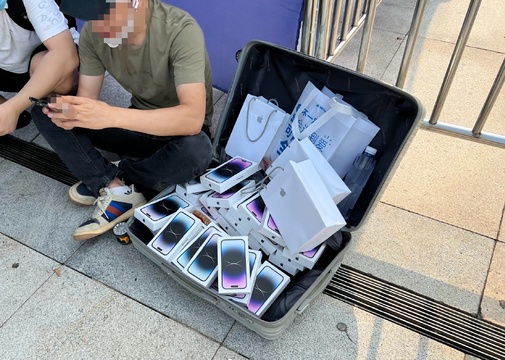 Chinese resellers sell suitcases full of iPhone 14 Pro Max right on the street at a markup of up to $600