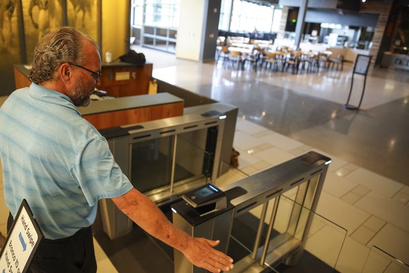 Una universidad estadounidense instala escáneres biométricos en la palma de la mano para entrar en el comedor