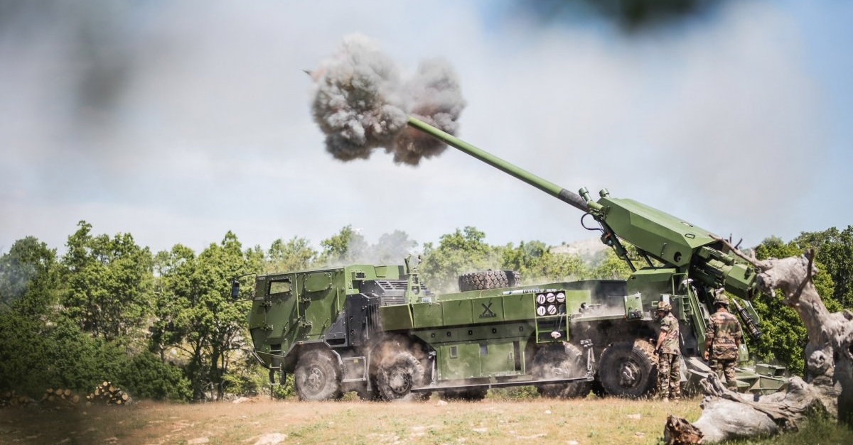 Frankrijk heeft de productie van CAESAR zelfrijdende houwitsers en Mistral raketafweersystemen opgevoerd