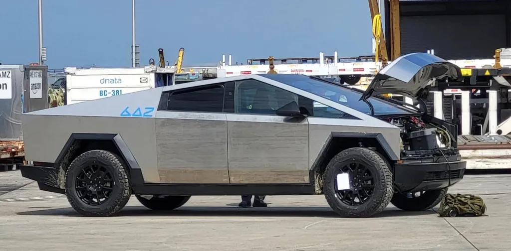 Un pick-up elettrico Tesla Cybertruck di pre-produzione del Museo dell'Auto di Los Angeles è stato venduto per 400.000 dollari