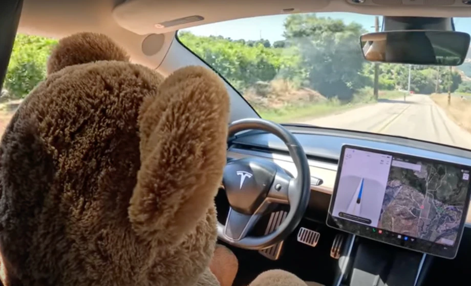 Система безпеки Tesla дозволила плюшевому ведмедику використовувати безпілотний режим Full Self-Driving