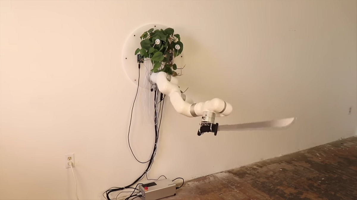 Ingenieur lehrte eine Zimmerpflanze, einen Roboterarm mit einer Machete zu steuern