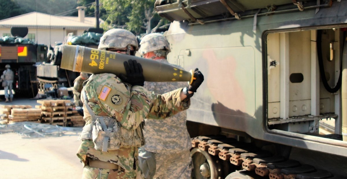 Las Fuerzas de Defensa ucranianas muestran por primera vez proyectiles de artillería de racimo estadounidenses M864
