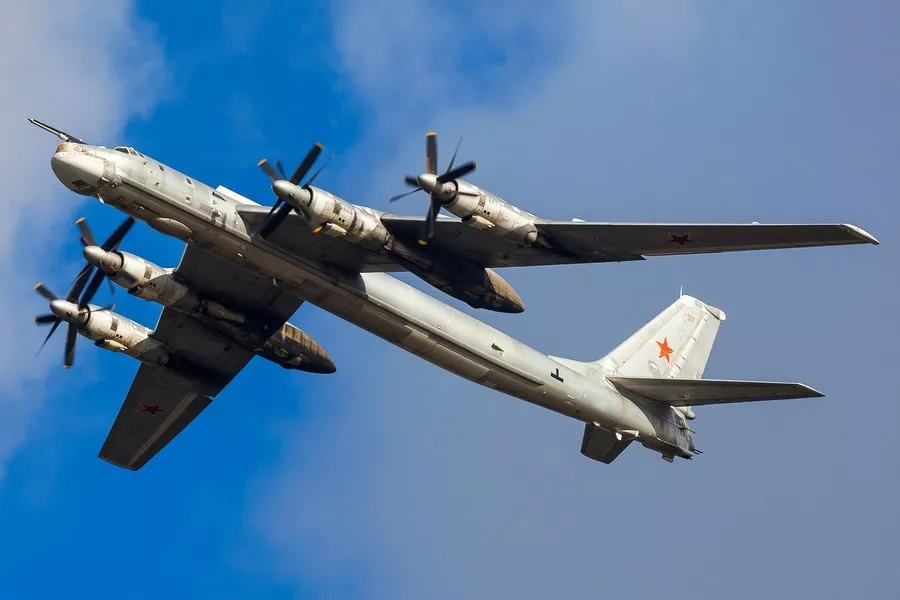 US-F-16-Kampfflugzeuge fangen einen russischen Tu-95-Atombomber bei Alaska ab