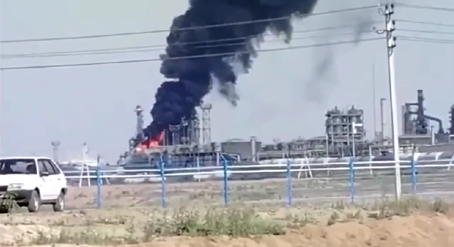 È stato pubblicato un video di un attacco di un drone kamikaze a una raffineria di petrolio in Russia