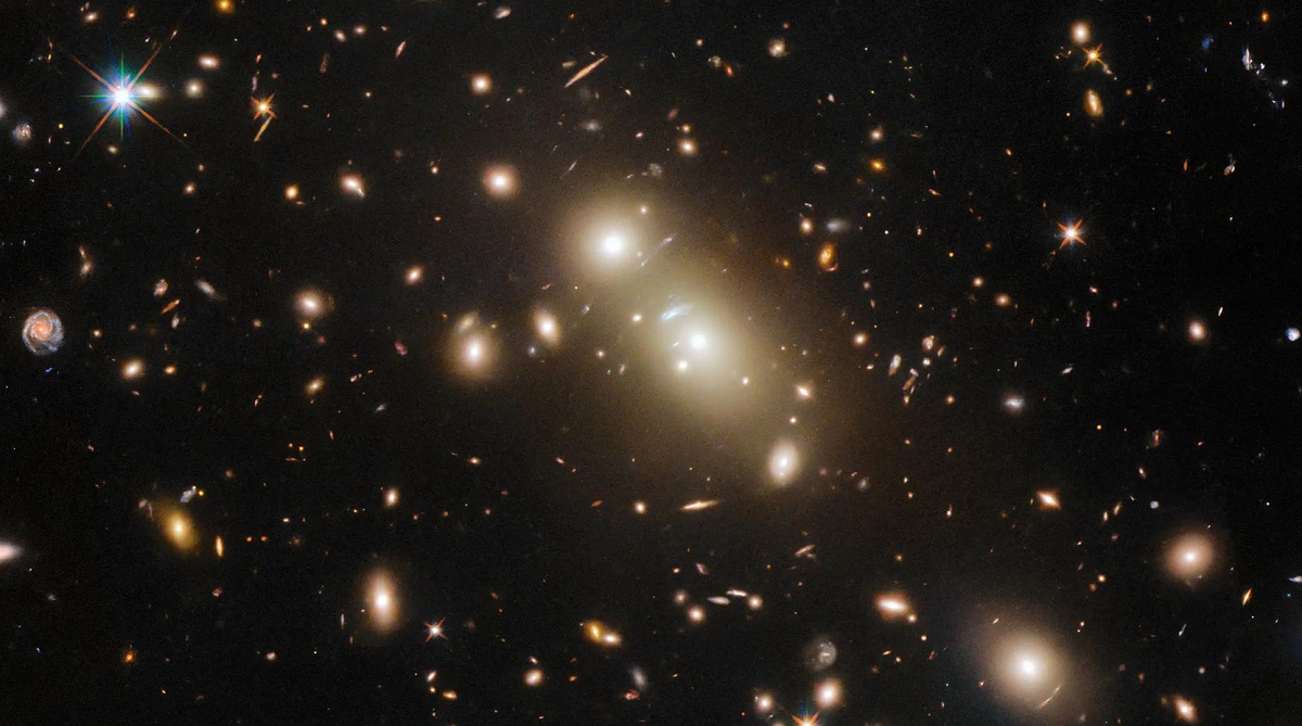 Hubble a photographié un amas massif de galaxies situé à 2,6 milliards d'années-lumière de la Terre, qui pourrait contribuer à l'étude de la matière noire.