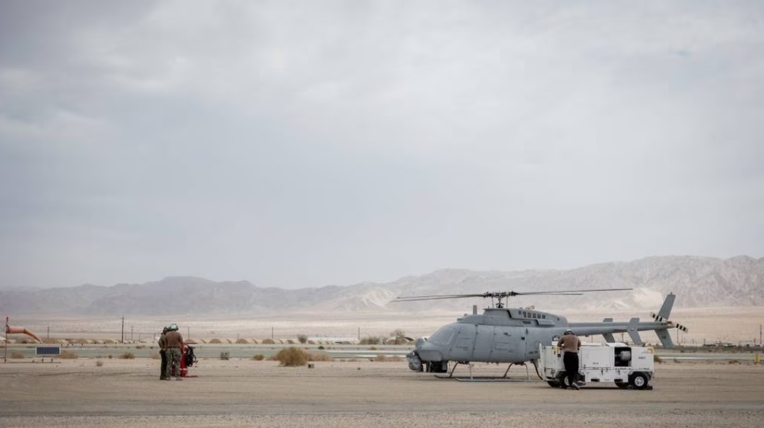 Das U.S. Marine Corps hat zum ersten Mal eine Drohne mit einem bemannten Hubschrauber betankt - ein CH-53E Super Stallion füllte den Treibstoffvorrat einer MQ-8C Fire Scout auf.