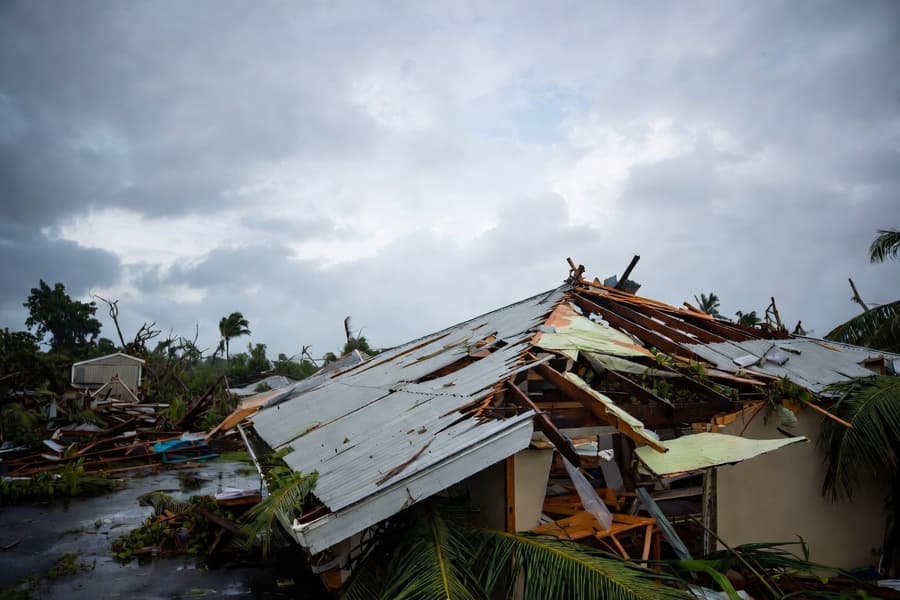 Антена Starlink на фоні неба