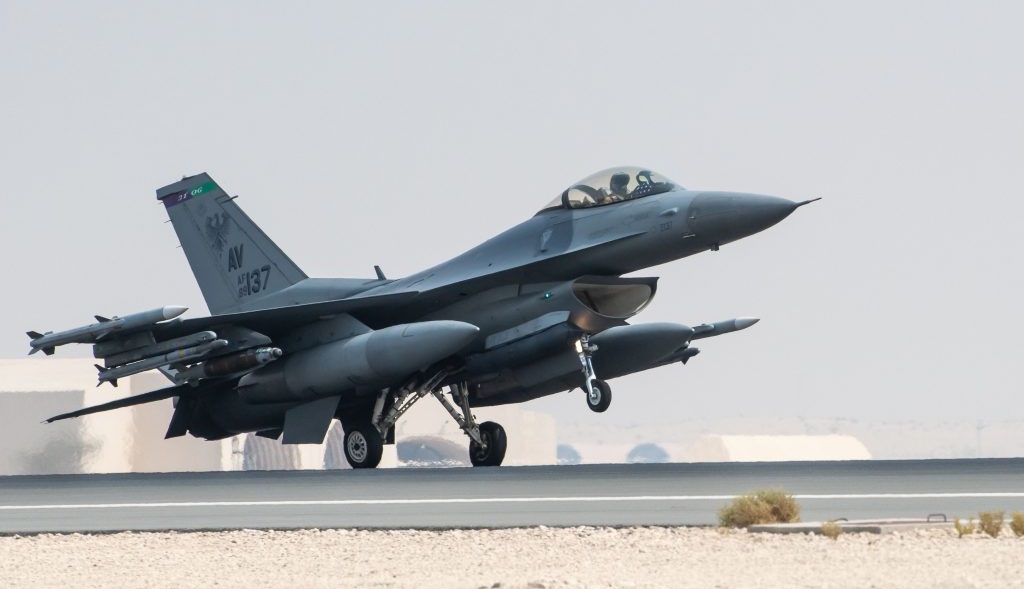USA har sendt et F-16 Fighting Falcon-kampfly til Persiabukta for å avskrekke Iran, som ødela tre J-21 Jastreb-fly i ett slag.