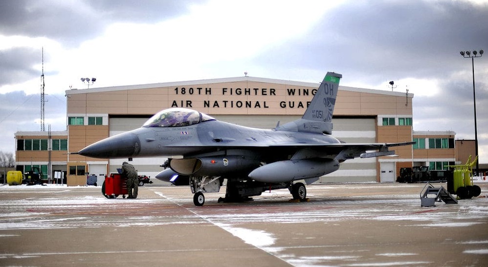 I USA forlot et F-16 Fighting Falcon-kampfly to drivstofftanker på bakken på grunn av en nødsituasjon under et treningsoppdrag.