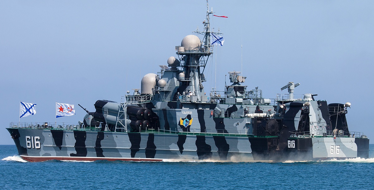 Oekraïense experimentele drone Sea Baby met 850 kg TNT raakte Russisch rakettenschip Samum, dat een drager is van Moskit antischipraketten.
