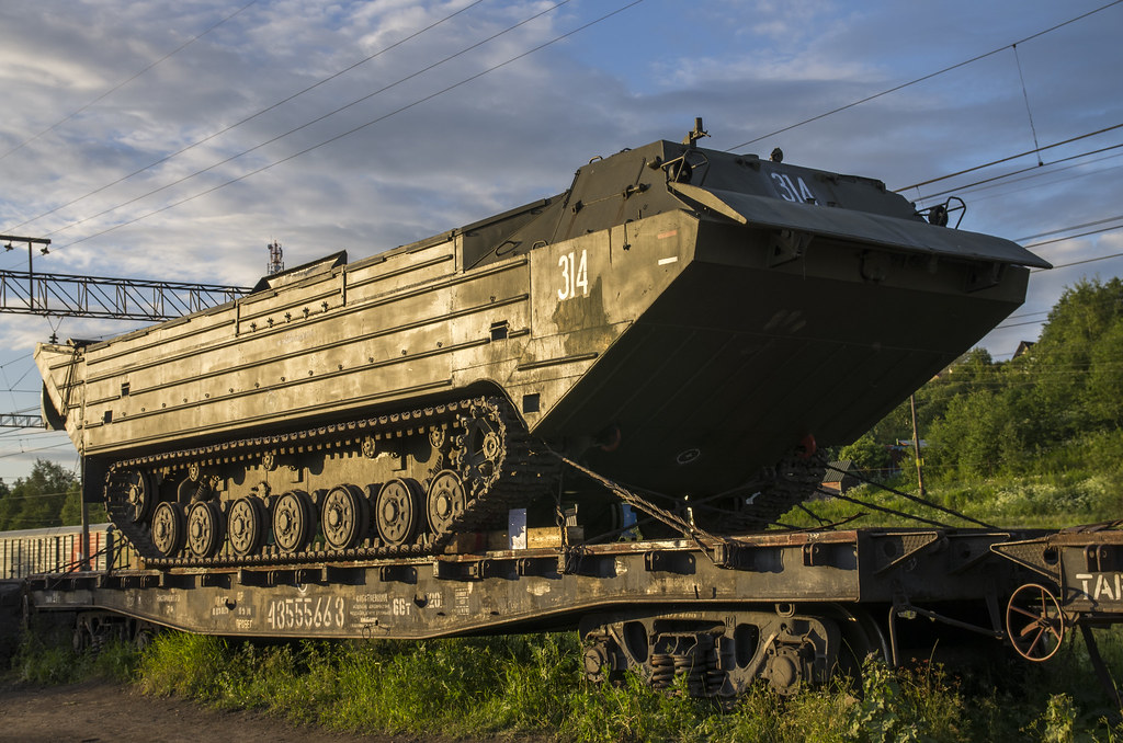 Українські військові показали, як перетинали річку гусеничним плаваючим транспортером ПТС-2