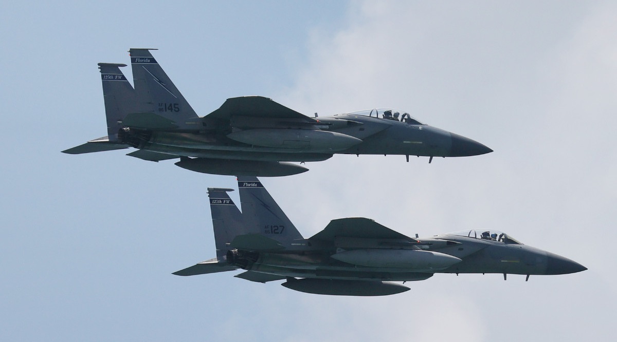 VS bevestigt officieel aanval van twee F-15E Strike Eagle-gevechtsvliegtuigen op Iraans wapendepot in Oost-Syrië