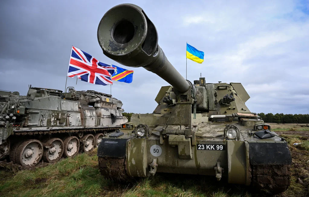 Britain's AS-90 howitzer destroys three Russian D-30 artillery pieces
