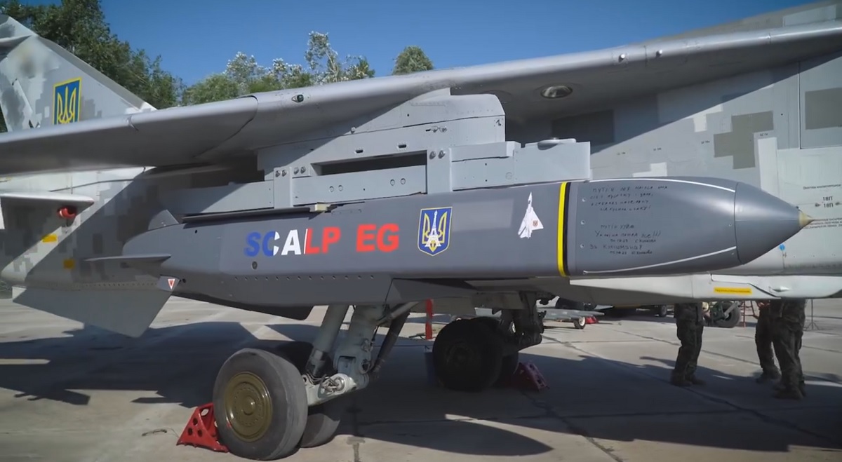 Zelenskyy mostró por primera vez misiles franceses SCALP-EG con un alcance de lanzamiento de más de 250 kilómetros en un bombardero ucraniano Su-24 de primera línea.