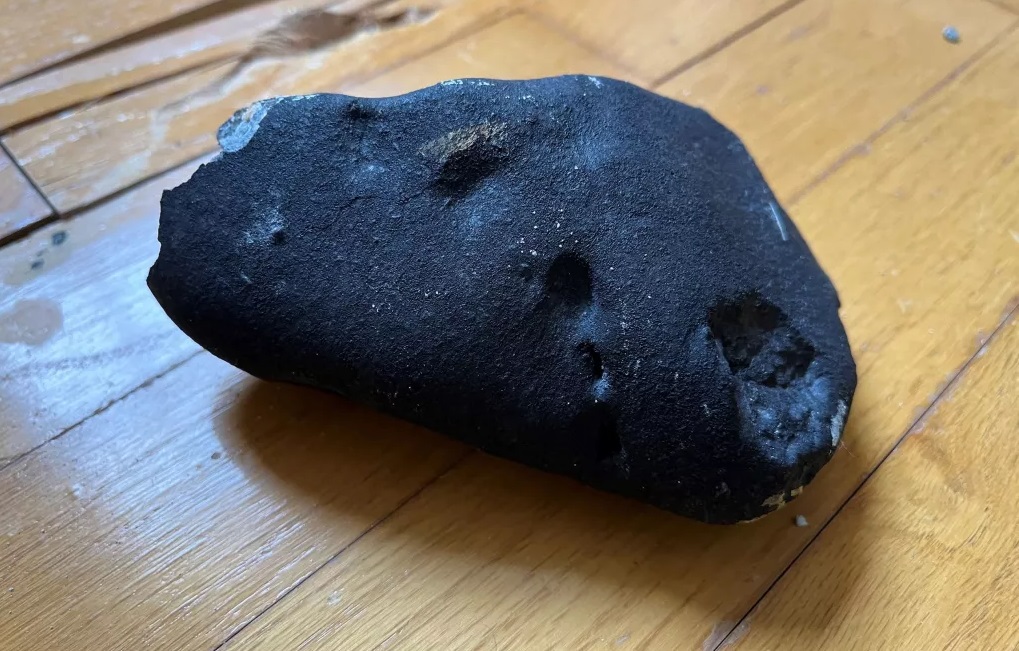 Ein seltener, 4,6 Milliarden Jahre alter Meteorit, der seit Beginn des Sonnensystems existiert, trifft ein Haus in den USA