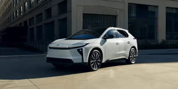 Электромобиль Toyota bZ4X на дороге