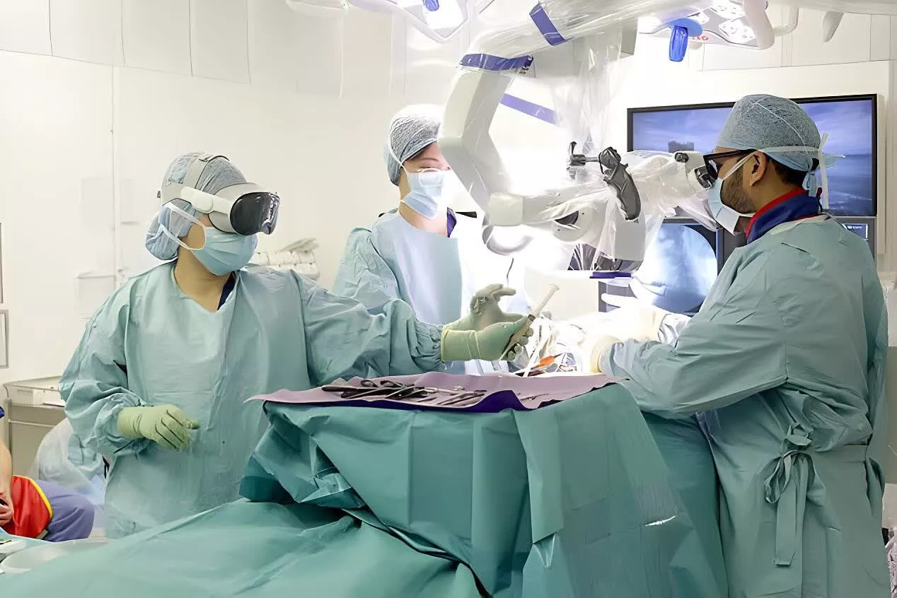 Chirurgen voeren de eerste operatie in het Verenigd Koninkrijk uit met de Apple Vision Pro-headset