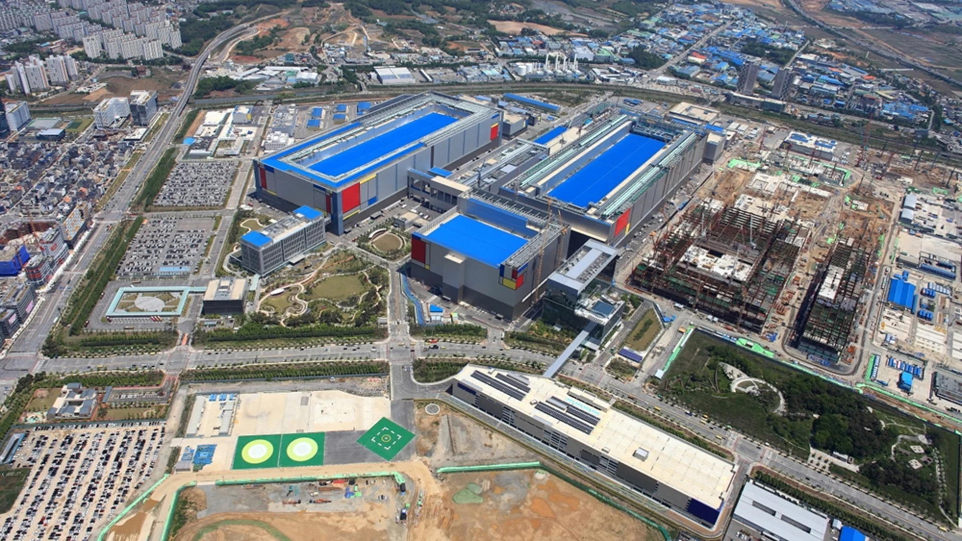 Samsung открыла в Южной Корее самую большую линию по производству чипов