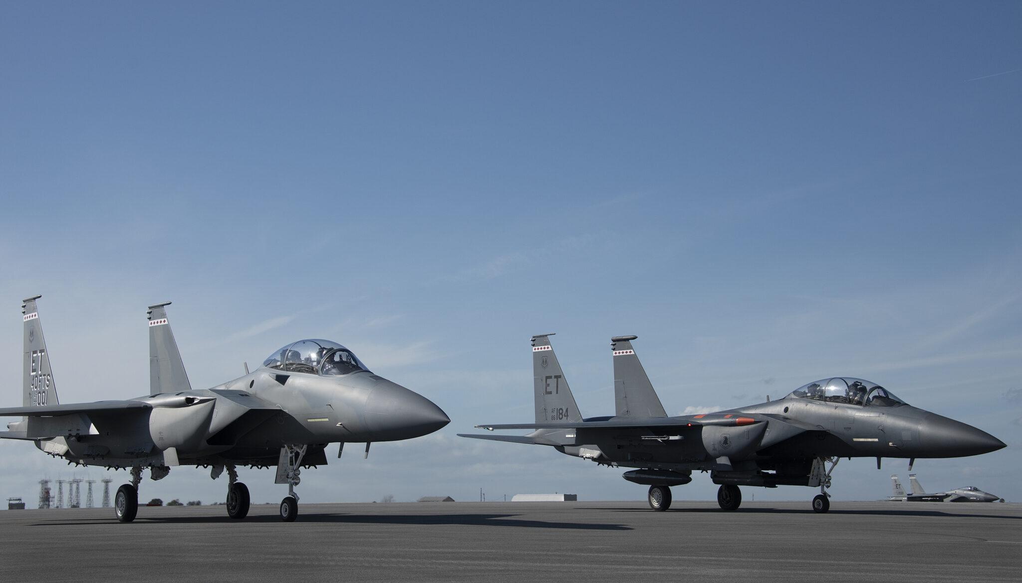 Два истребителя F-15EX Eagle II запустили ракеты AIM-120 AMRAAM и AIM-9X Sidewinder над Мексиканским заливом