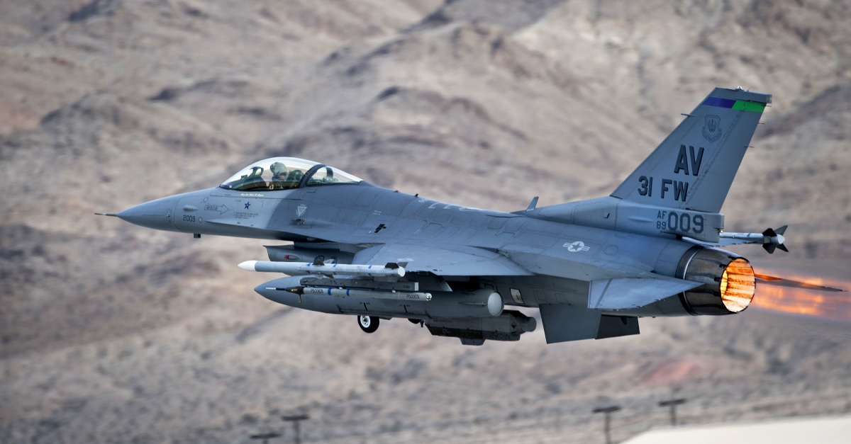 Il caccia statunitense F-16 Fighting Falcon distrugge un drone turco per la prima volta nella storia