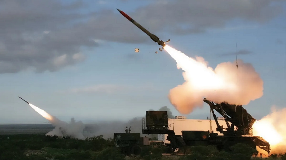 Deutschland übergibt erstmals offiziell Abfangraketen für das Luftabwehrsystem Patriot an die Ukraine
