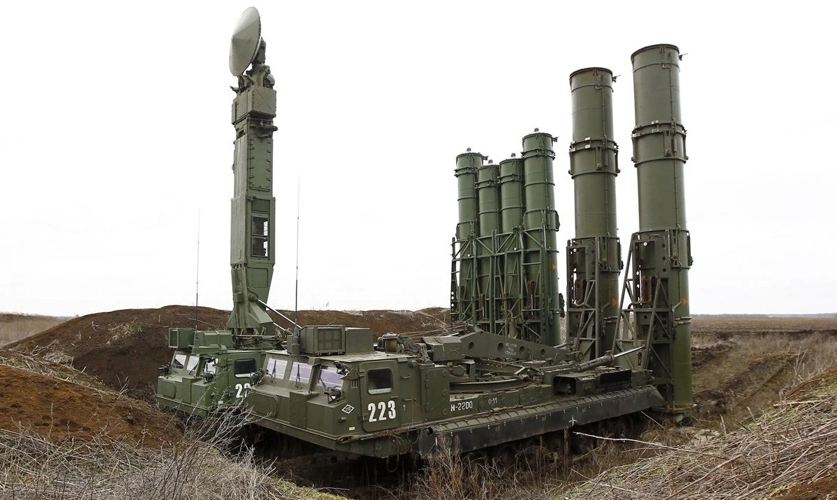 Ukraine's defence forces have destroyed a very rare Russian S-300V4 system that can shoot down ballistic missiles