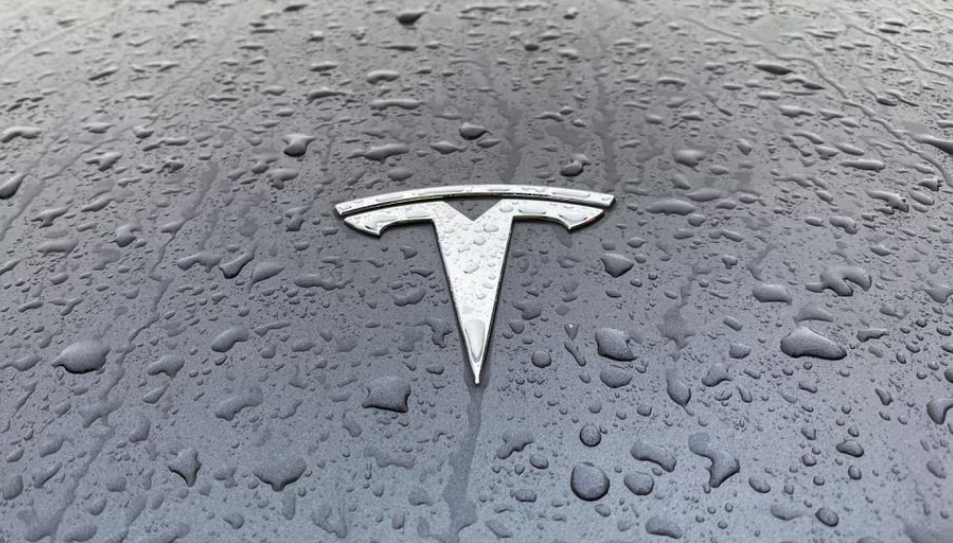 Tesla automatische piloot botst op geparkeerde vrachtwagen in Pennsylvania
