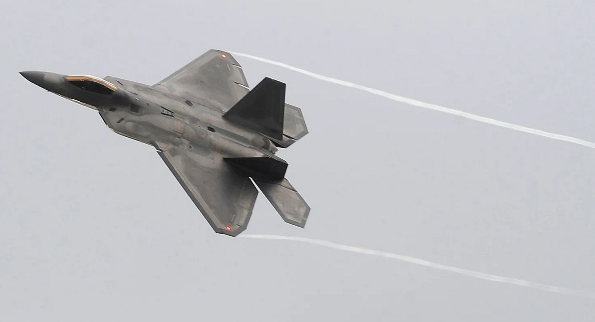 Lockheed Martin може обладнати F-35 Lightning II та F-16 Fighting Falcon паливними баками з низьким опором, які призначені для F-22 Raptor