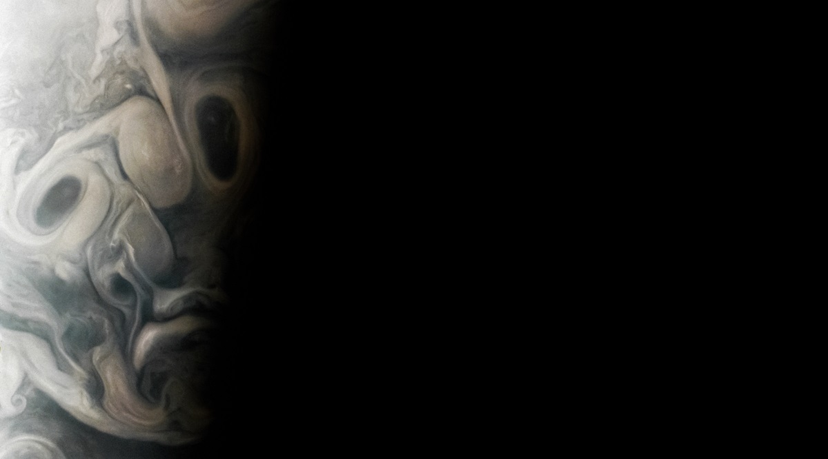 Giove è pronto per Halloween: la sonda Juno ha fotografato il volto spaventoso del pianeta più grande del sistema solare