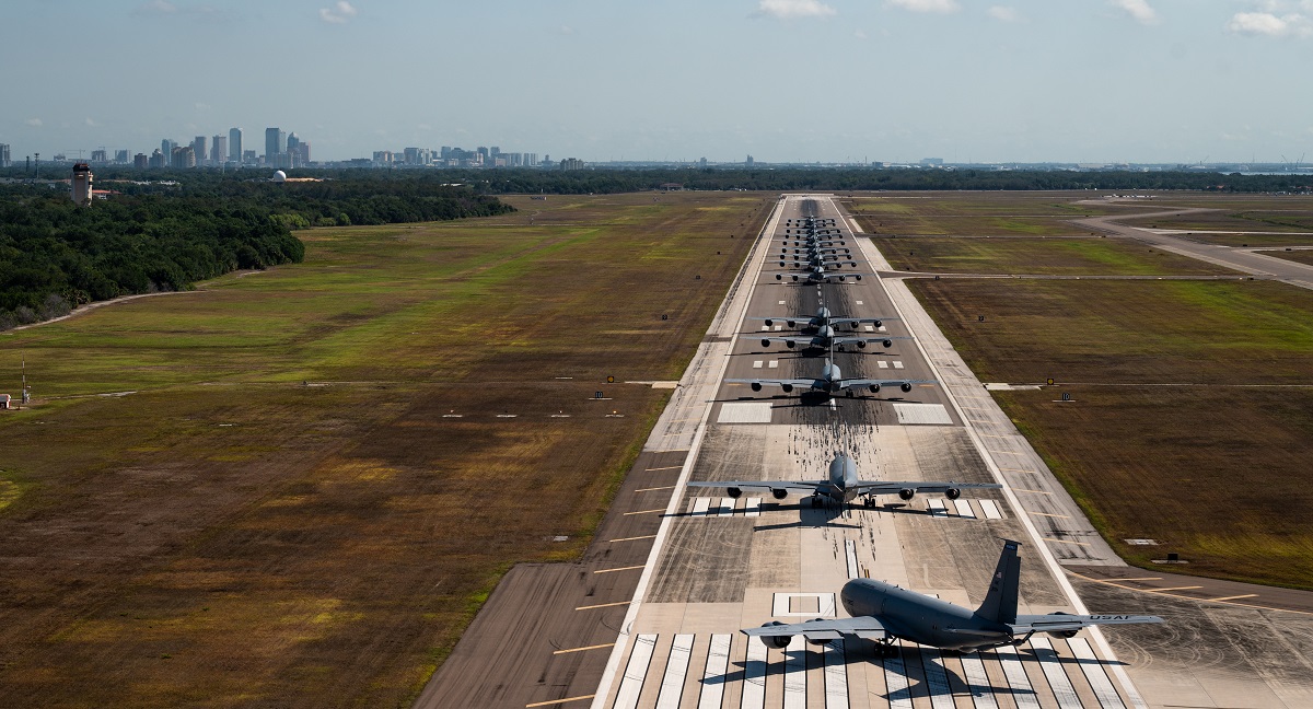 Det amerikanske flyvåpenet evakuerte KC-135 Stratotanker-fly på grunn av kategori 3-orkanen Idalia som traff Florida.