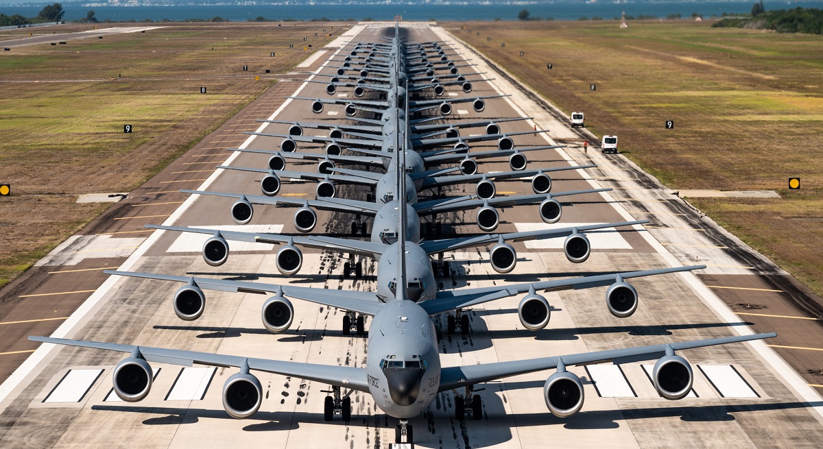 De Amerikaanse luchtmacht wil tot 100 drones lanceren vanaf KC-135 tankvliegtuigen voor verkenning, het redden van piloten en het weglokken van luchtverdedigingsraketten.
