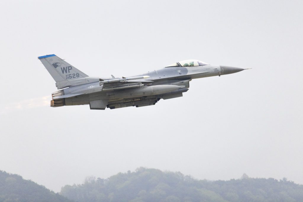 La televisión coreana muestra un vídeo del accidente de un caza F-16 estadounidense