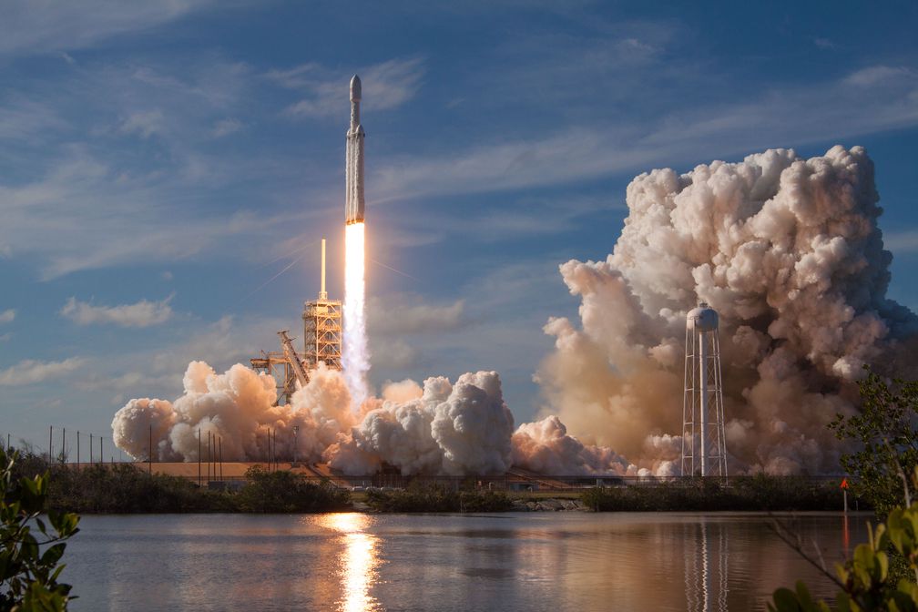 SpaceX wyślę w kosmos razem z Falcon Heavy 152 szczątki martwych