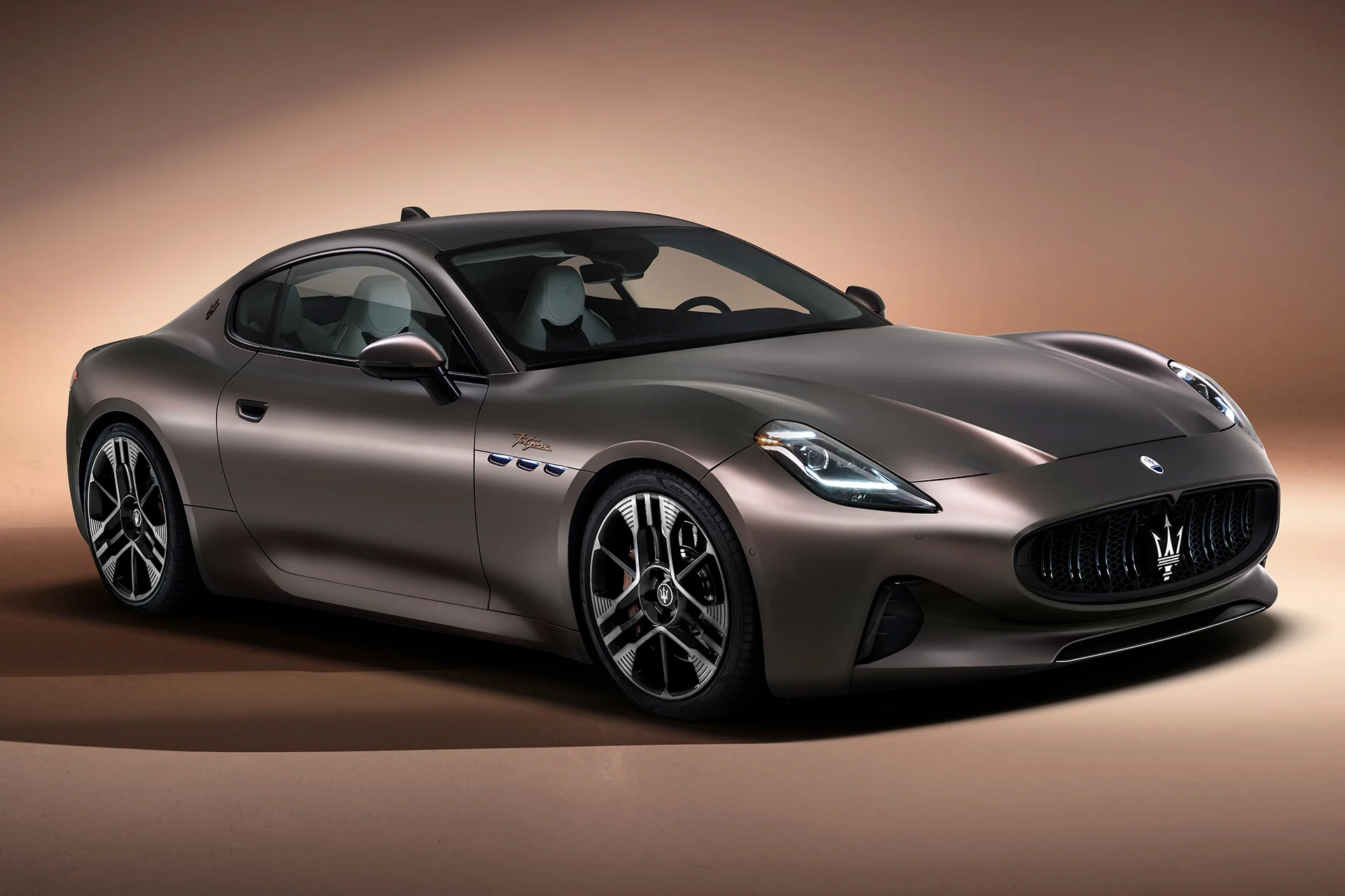 Maserati a annoncé sa première voiture électrique, la GranTurismo Folgore, un coupé avec un moteur de 1 221 CV, une vitesse pouvant atteindre 320 km/h et un prix à partir de 170 000 $.