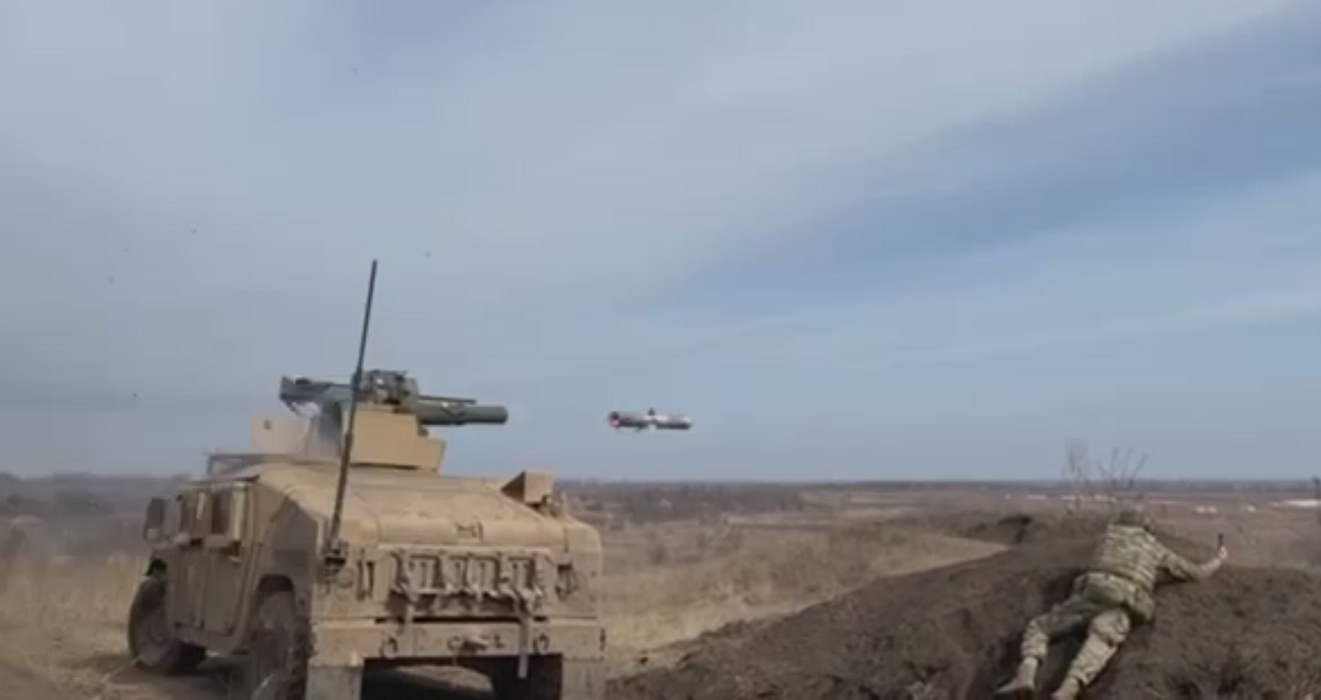 Українські військові показали рідкісне відео застосування протитанкового ракетного комплексу TOW-2B у районі Бахмута